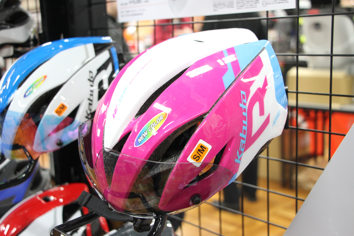 新グラフィックを追加したカブトのAERO-R1(G-1 ピンクブルー)