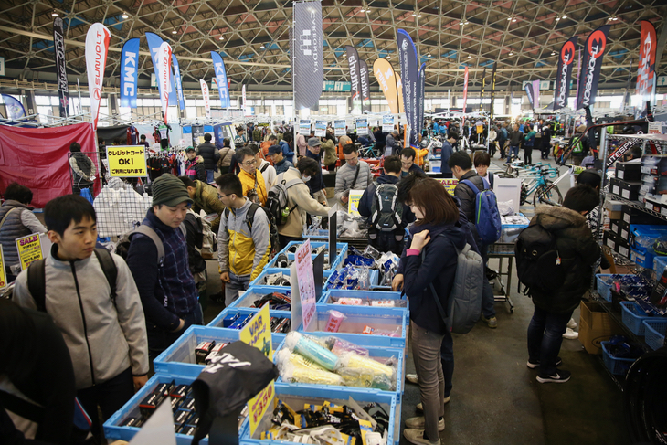 物販が豊富なのがサイクルトレンドの特徴。あの絶版パーツが特価で変えちゃうかも?