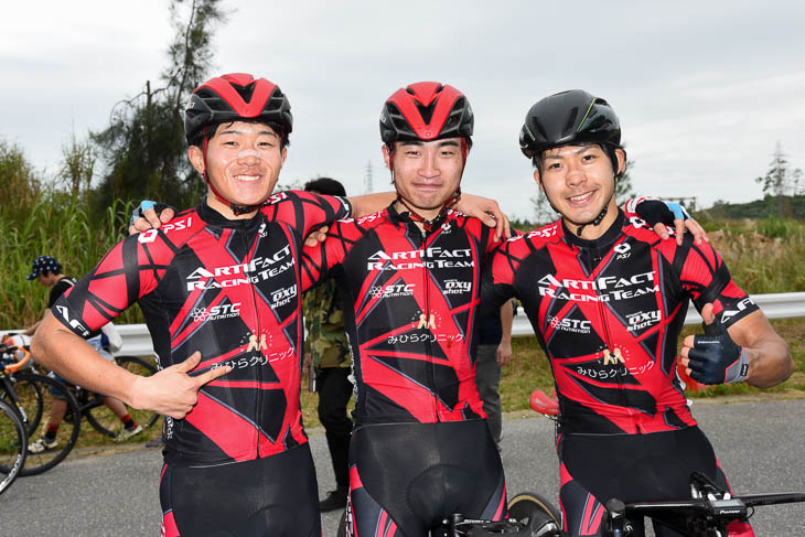 E1 優勝した石井祥平(中央)とアーティファクトレーシングチームのメンバー