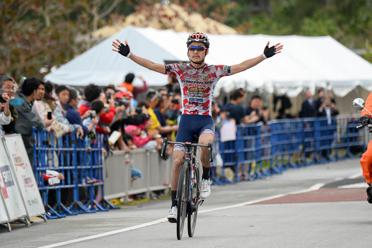 単独で逃げ切った鈴木譲(宇都宮ブリッツェン)が優勝