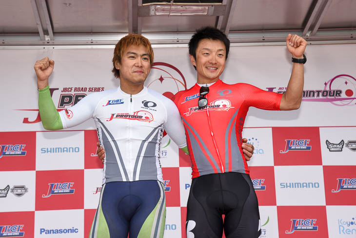 ルビーレッドジャージは窪木一茂(チームブリヂストンサイクリング)、ピュアホワイトジャージは小山智也(イナーメ信濃山形)