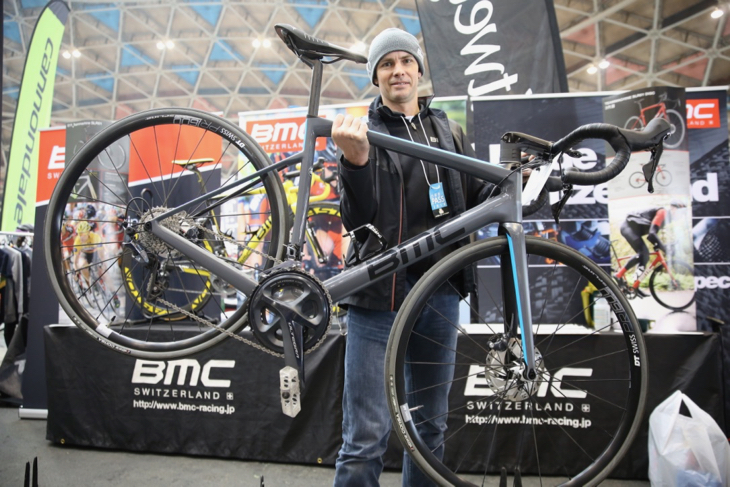 BMCの最新鋭ディスクロード、SLR01 DISCを持つザック・レイノルズさん