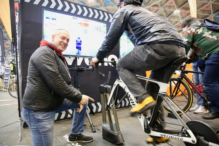KICKR CLIMBをアピールする、ポール・シッピーさん