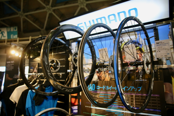 シマノブースに展示されていた、ディスクブレーキロード用のホイールたち