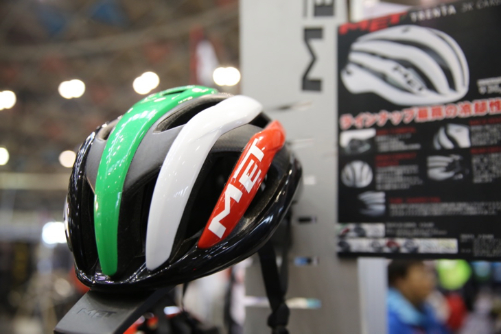 インターマックスブースでは、METの新型ヘルメットTRENTA 3K CARBONを試すことができた