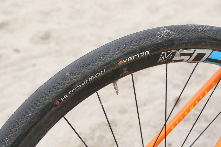 エンヴィの軽量MTBホイールM50に、ハッチンソンのOVERIDEタイヤを合わせる