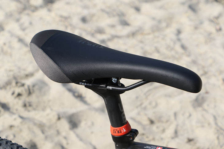 サドルはフィジークのMTB向けモデルGOBI