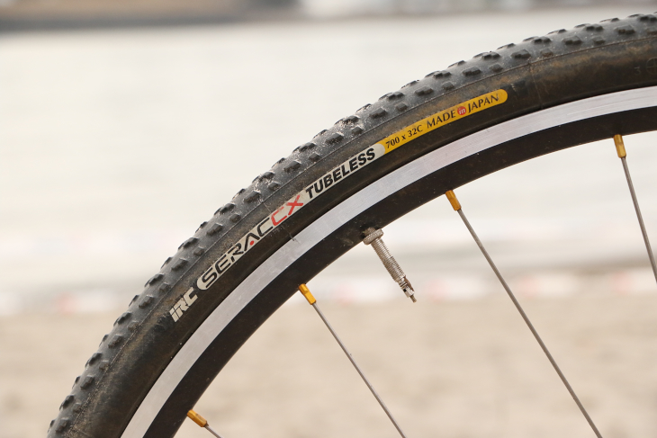 シクロクロスタイヤとして広く普及しているSERAC CX。ホイールはチタンスポークで組み上げる