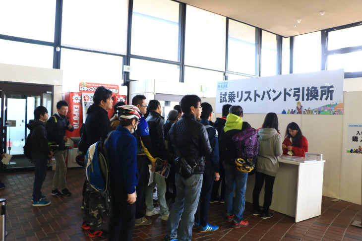 試乗用リストバンドの引き換え所は大行列