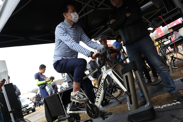 ワフーでは自動で斜度を再現するKICKR Climbを体験できる