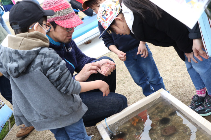 アウトドアフェスでは子供たちが喜ぶ展示がたくさん 海の生き物と触れ合えたり