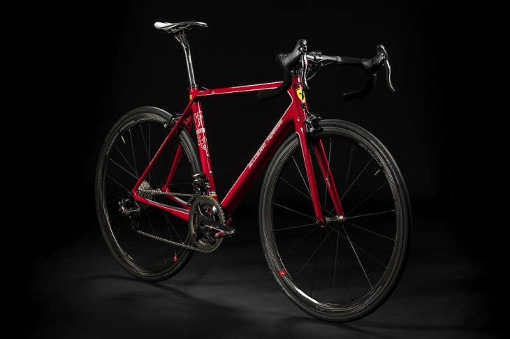 ビアンキとフェラーリのコラボレーションモデル、Bianchi for Scuderia Ferari SF01も店頭にラインナップされる