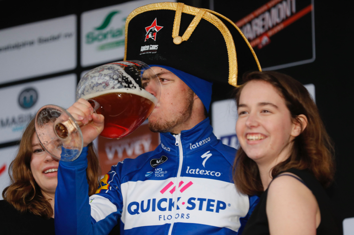 クワレモントビールを飲むレミ・カヴァニャ(フランス、クイックステップフロアーズ)