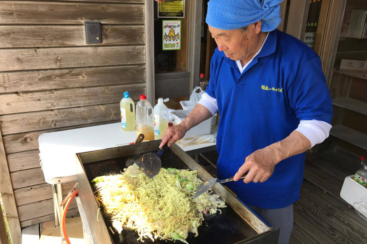 秋田名物しょっつる焼きそばを準備中!