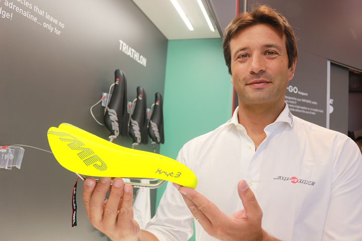イエローフローモデルをアピールするセールスマネージャーのニコロ氏(ユーロバイクにて撮影)