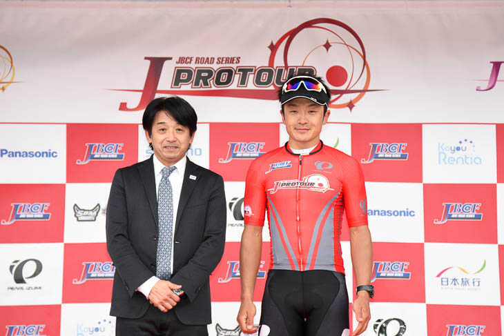 JBCF新理事長の片山右京氏とリーダージャージの窪木一茂(チームブリヂストンサイクリング )