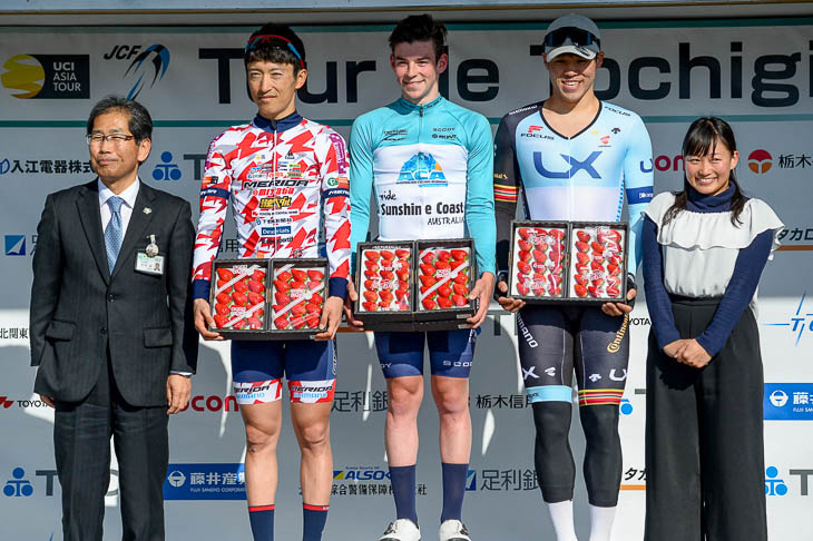 第1ステージ表彰式 栃木名産のいちごが贈られた