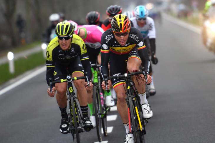 一時遅れたオリヴァー・ナーセン(ベルギー、AG2R)が6名を引き連れてGVAたちを追走