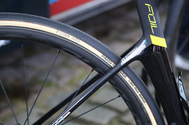 「PRO TEAM EDITION」ロゴ入りFMB製PARIS ROUBAIX(27c)を使用する選手も