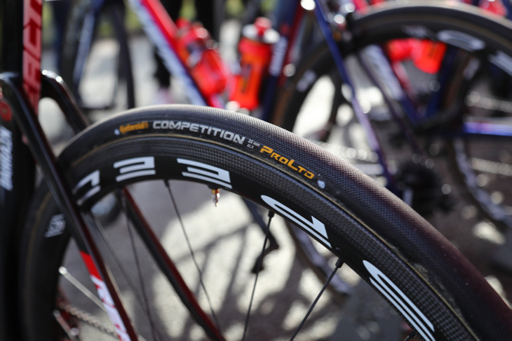 ハウッスラーのタイヤはCOMPETITION PRO LTD ALX(25mm)