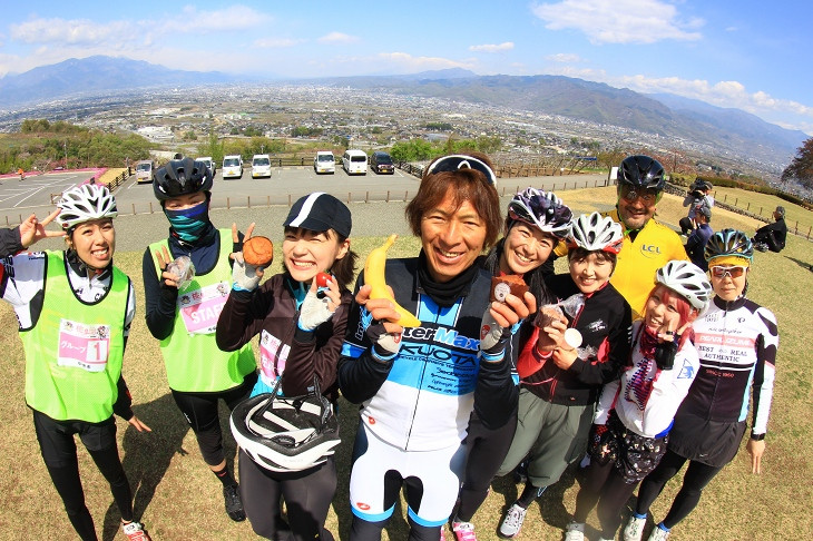 甲府盆地を見下ろす絶景ポイントでピース!