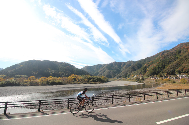 日本一水質に優れる流れとともに走る 高知仁淀ブルーライド