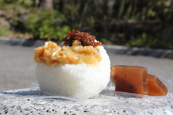 ツヤツヤの白米にコクのあるお味噌をたっぷり乗せていただきます!