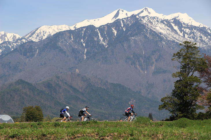 ついに現れた後立山連峰!ダイナミックで壮観だ。春の信州に訪れるのはこれがあるからと言っても過言ではないはずだ