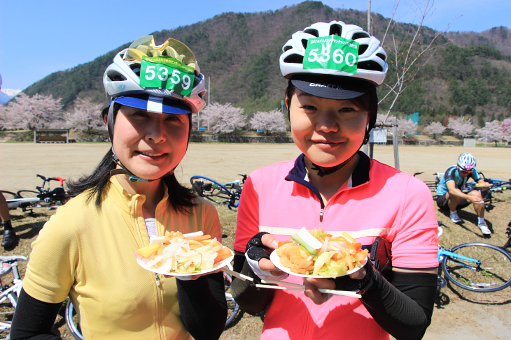 第3エイドはお漬物バイキングだ。沢山の種類が用意されており、全てを盛っていたら大変な量に!
