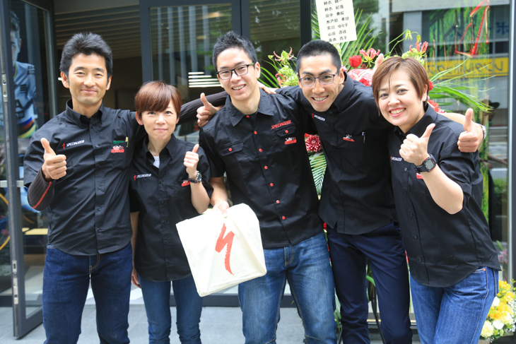 高橋貴美江店長(右)とスペシャライズド銀座スタッフの皆さん