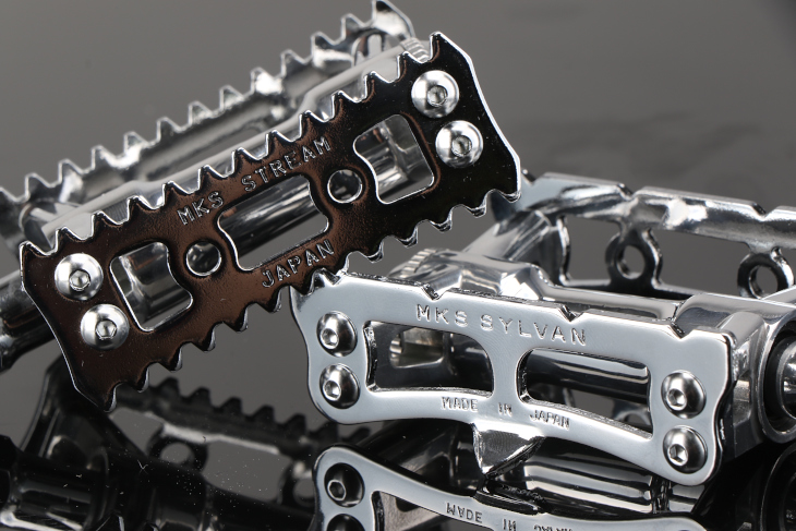トラックとロードモデルに採用される側板形状(右)とツーリングモデルとストリームモデルに採用される側板形状(左)