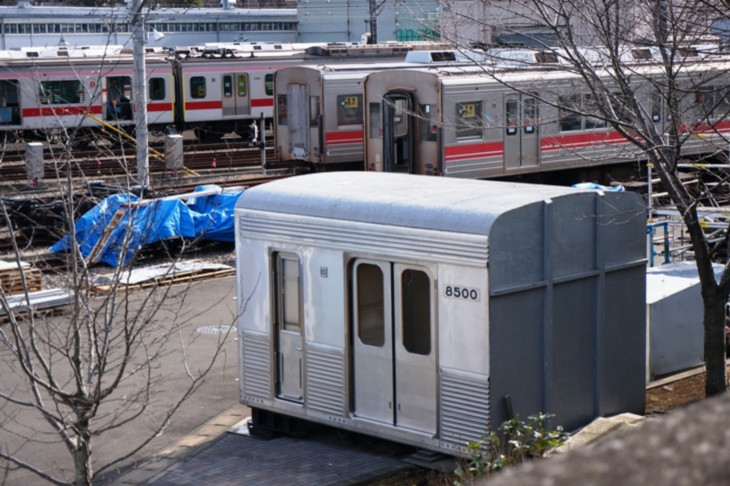 ちょっと寄り道した東急長津田車両工場では名車8500系のカットモデルを発見!しかしなぜか存在しない形式番号が付いています(汗)