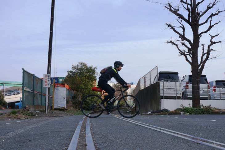 場末感がハンパないふ頭内でひとり廃線探索中!入り組んだ場所では自転車のフットワークの良さが光ります