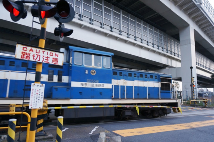 遠くに汽笛が聞こえた方向にダッシュしてみたところ、運よく神奈川臨海鉄道の貨物列車に遭遇!