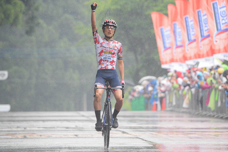 残り3kmを逃げ切って単独でフィニッシュラインを超える増田成幸(宇都宮ブリッツェン)
