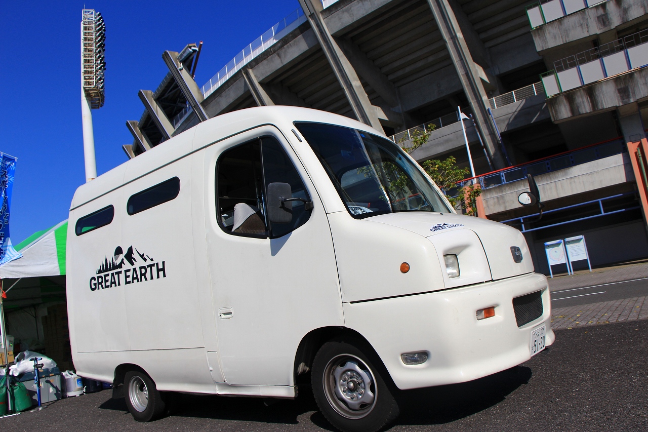 フェリーに乗って遠路はるばるやってきたグレイトアースカー 日産のアトラスロコというレア車なんだとか。 確かに見慣れない車で、国産車とは思えないデザイン