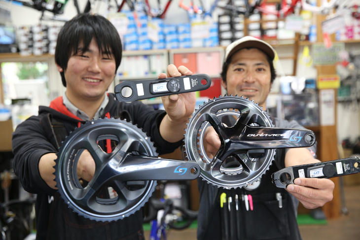 「新型のLRモデルはより正確に深くパワー値を分析したい人にオススメ」と鈴木店長(右)