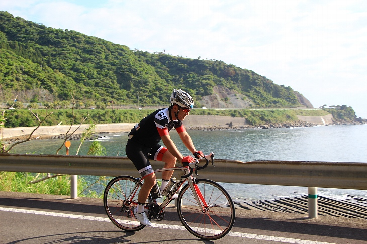 常に日向灘を望みながら走っていきます 風もほとんどなくって走りやすい