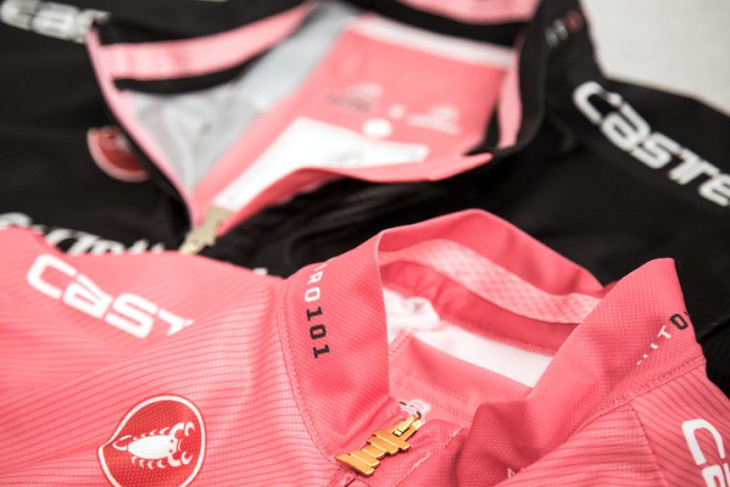 胸にはカステリのサソリマーク、襟には「#GIRO101」の文字が入る