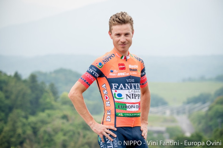 日本で最後のレースとなるダミアーノ・クネゴ(イタリア)NIPPOヴィーニファンティーニは蛍光オレンジの特別ジャージを着用する。