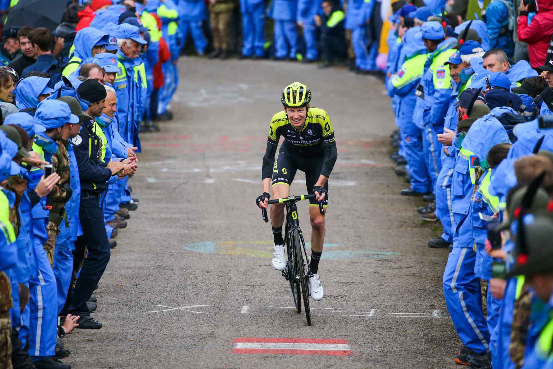 笑顔でモンテゾンコランを登るジャック・ヘイグ(オーストラリア、ミッチェルトン・スコット)