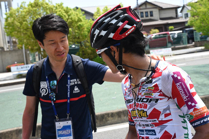 宇都宮ブリッツェンの「先輩」栗村修氏から祝福される雨澤毅明(宇都宮ブリッツェン)