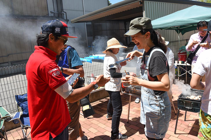 コース沿いの焼肉パーティーに混じって新城幸也(バーレーン・メリダ)も観戦