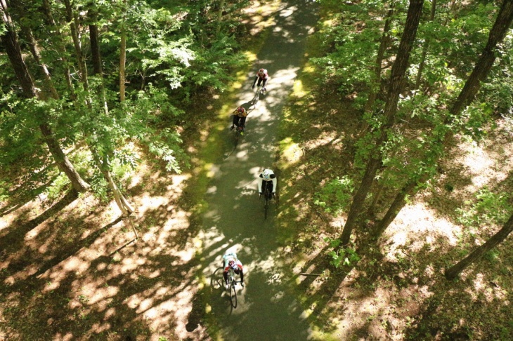 国営アルプスあづみの公園(大町・松川地区)敷地内の林間路を進む