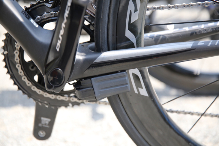 充電やメンテナンスの都合を考え、Di2バッテリーはR9100系でラインナップから消えた外装式(SM-BTR1)
