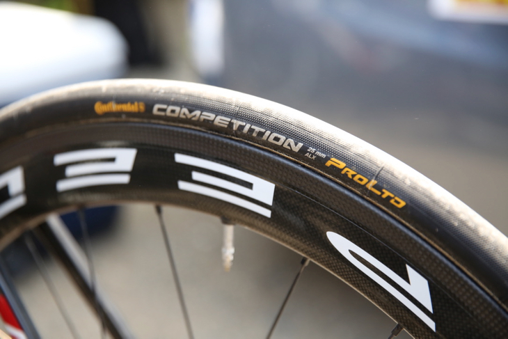 タイヤはコンチネンタルの供給専用品、COMPETITION PRO LTD(25mm)