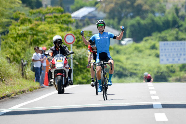 マーク・デマール(チーム右京)を下した入部正太朗(シマノレーシング)が第2ステージ優勝