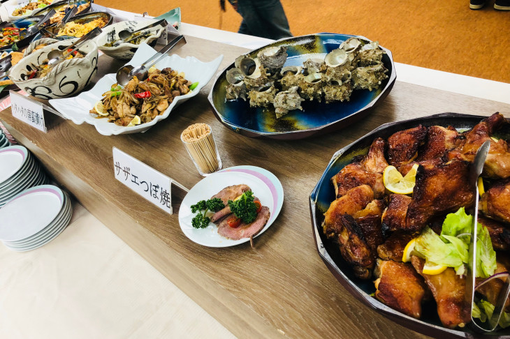 鯛のお刺身やサザエのつぼ焼き、ハタハタの南蛮漬け、大きな鶏モモ丸ごと、海老などなど、盛りだくさんの料理が机に並びました!