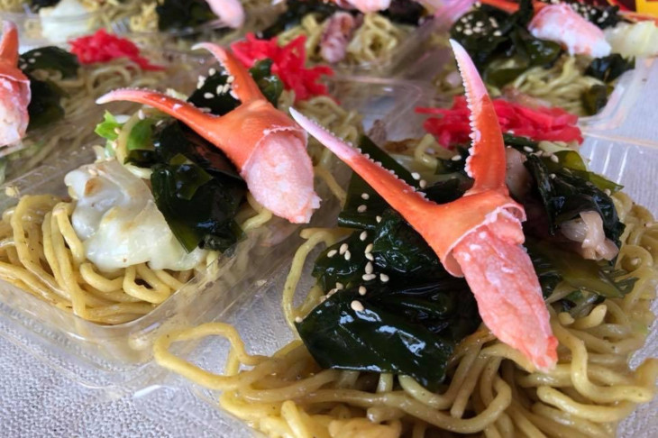 カニが乗った焼きそばがまた大人気!