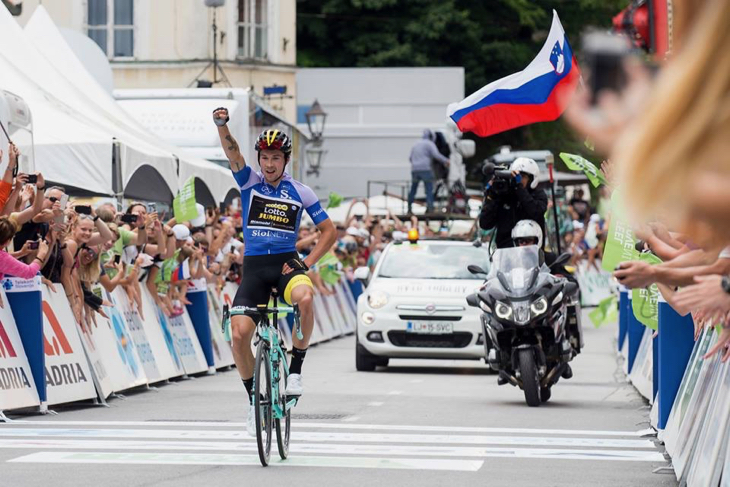 独走でフィニッシュに到達したプリモシュ・ログリッチェ(スロベニア、ロットNLユンボ)